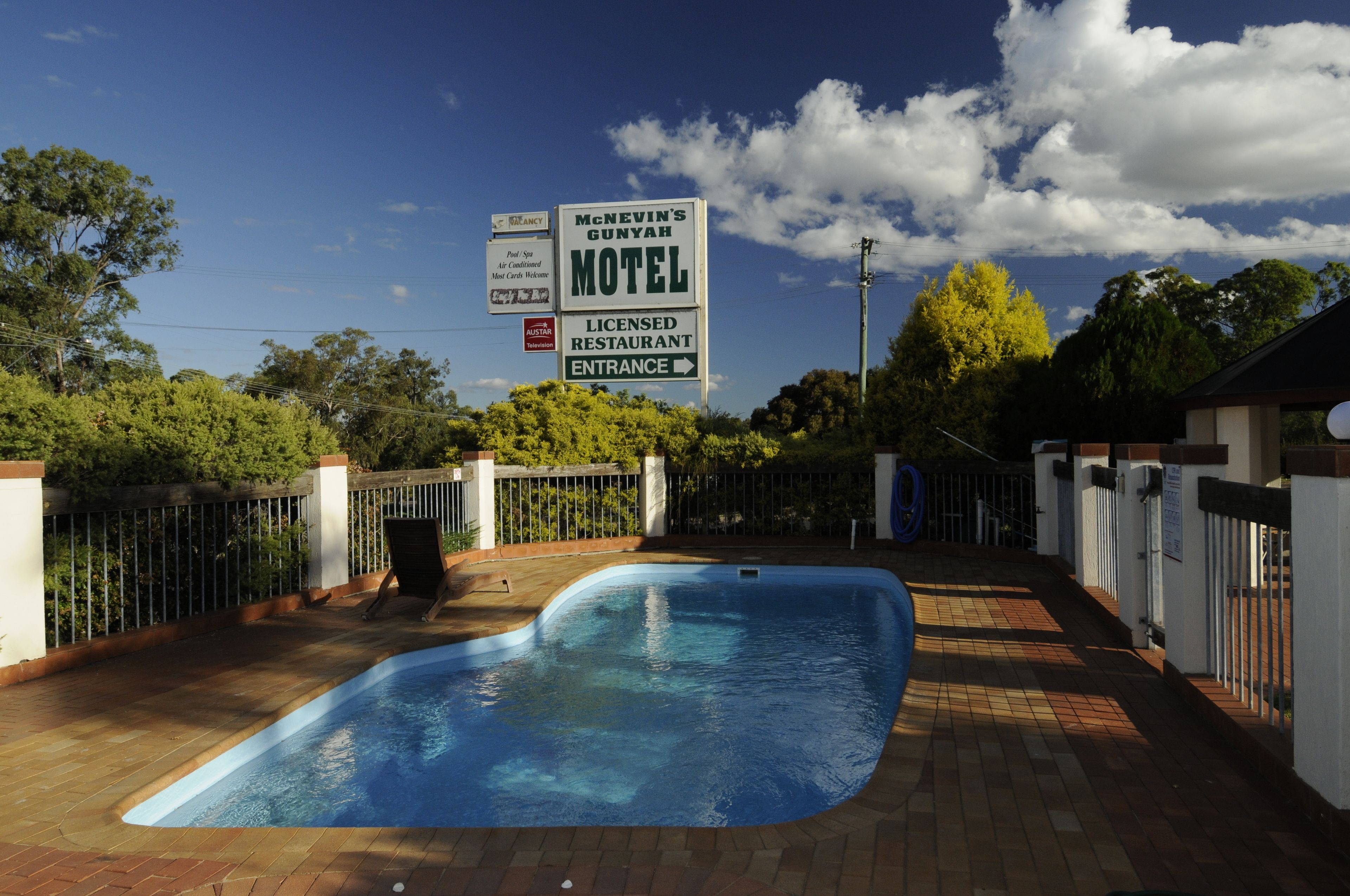 Un motel doté d’une piscine, d’un restaurant agréé et d’un espace extérieur clôturé.