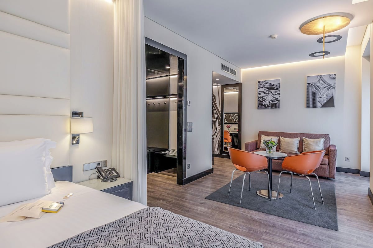 スイート | 高級寝具、羽毛の掛け布団、ミニバー、セーフティボックス (室内)