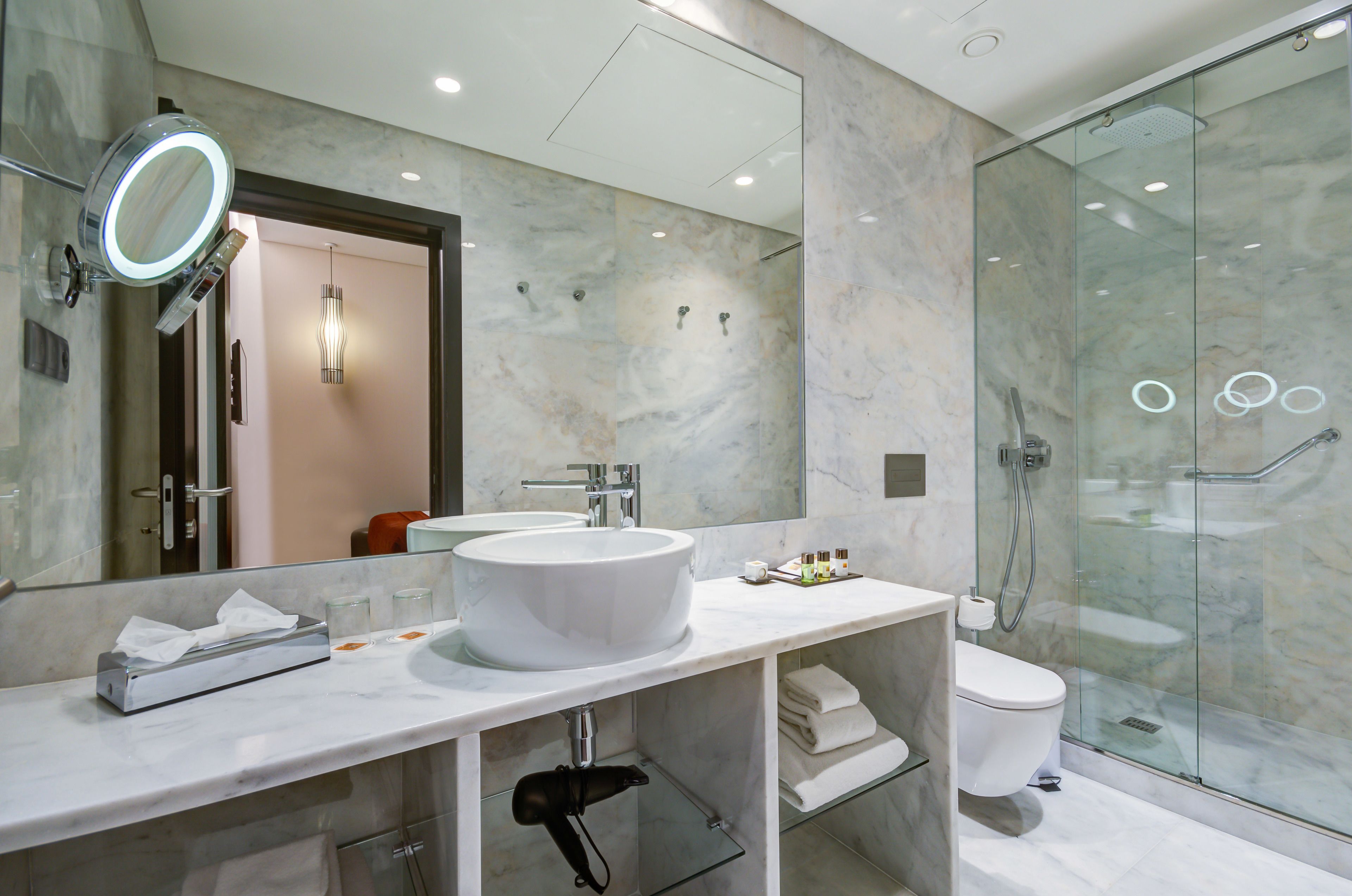 shower, free toiletries, hair dryer, towels