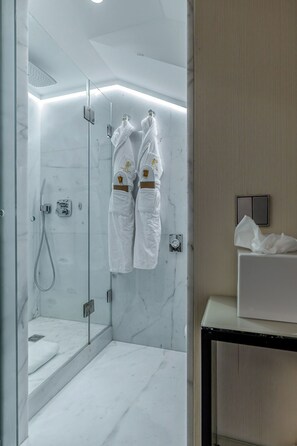 Quarto Confort Individual | Kylpyhuone | Suihku, ilmaiset hygieniatuotteet, hiustenkuivaaja, pyyhkeet