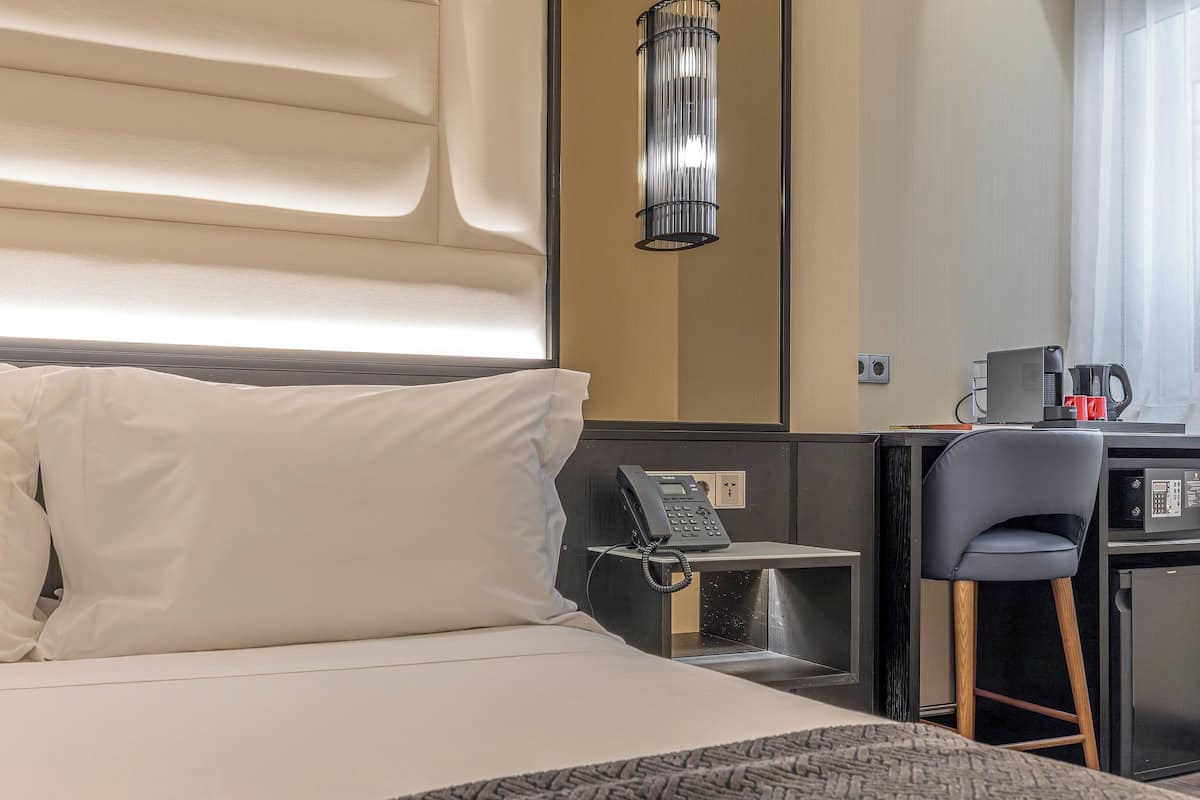 コンフォート ルーム (Interior) | 高級寝具、羽毛の掛け布団、ミニバー、セーフティボックス (室内)