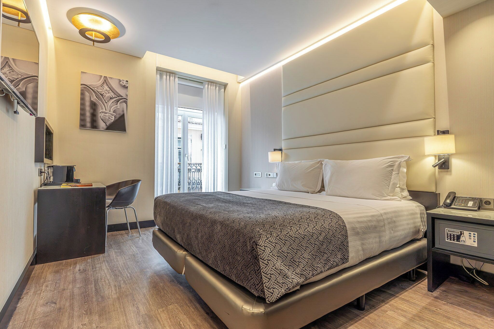 Ropa de cama de alta calidad, cubrecamas y minibar 