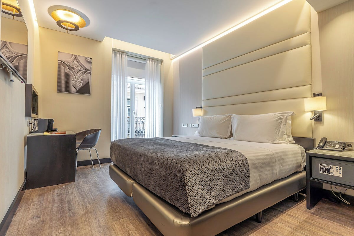 高級寝具、羽毛の掛け布団、ミニバー、セーフティボックス (室内)