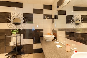 Departamento, 3 habitaciones | Baño | Regadera, secadora de cabello, toallas