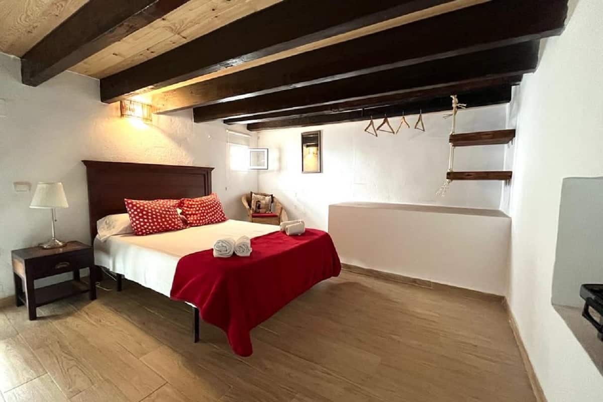 1 bedroom, individually decorated, individually furnished