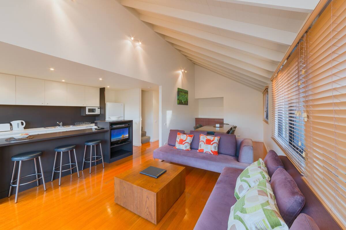 Un espacio habitable moderno con cocina, comedor y zona de estar.