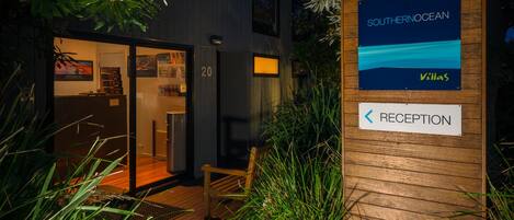 Un edificio moderno con una zona de recepción, un cartel con el número 20 y una señalización para Southern Ocean Villas.