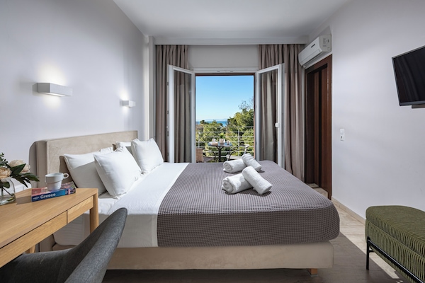 Double Room, Sea View | Desk, laptop workspace, iron/ironing board, free WiFi