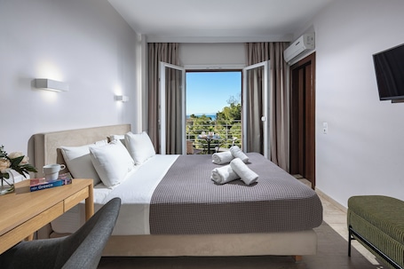 Escritorio y espacio para trabajar con laptop . Minavra Hotel