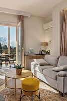 Habitación cuádruple | Escritorio y espacio para trabajar con un portátil