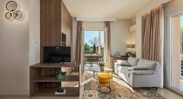 Habitación cuádruple | Escritorio y espacio para trabajar con un portátil