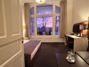 全景雙人房, 陽台, 湖景 | 客房內保險箱、書桌、熨斗/熨衣板、免費無線上網