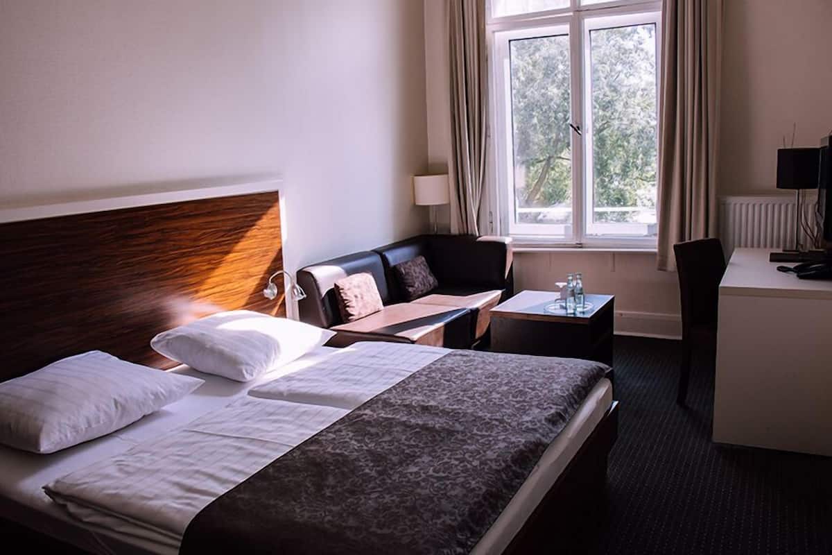 1 bedroom, in-room safe, desk, iron/ironing board