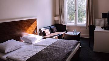 Kahden hengen standard-huone, 1 suuri parisänky | 1 makuuhuone, tallelokero huoneessa, työpöytä, silitysrauta/-lauta