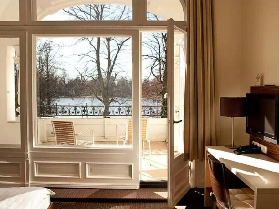 Panoramic-Doppelzimmer, Balkon, Seeblick | Wohnbereich | Flachbildfernseher