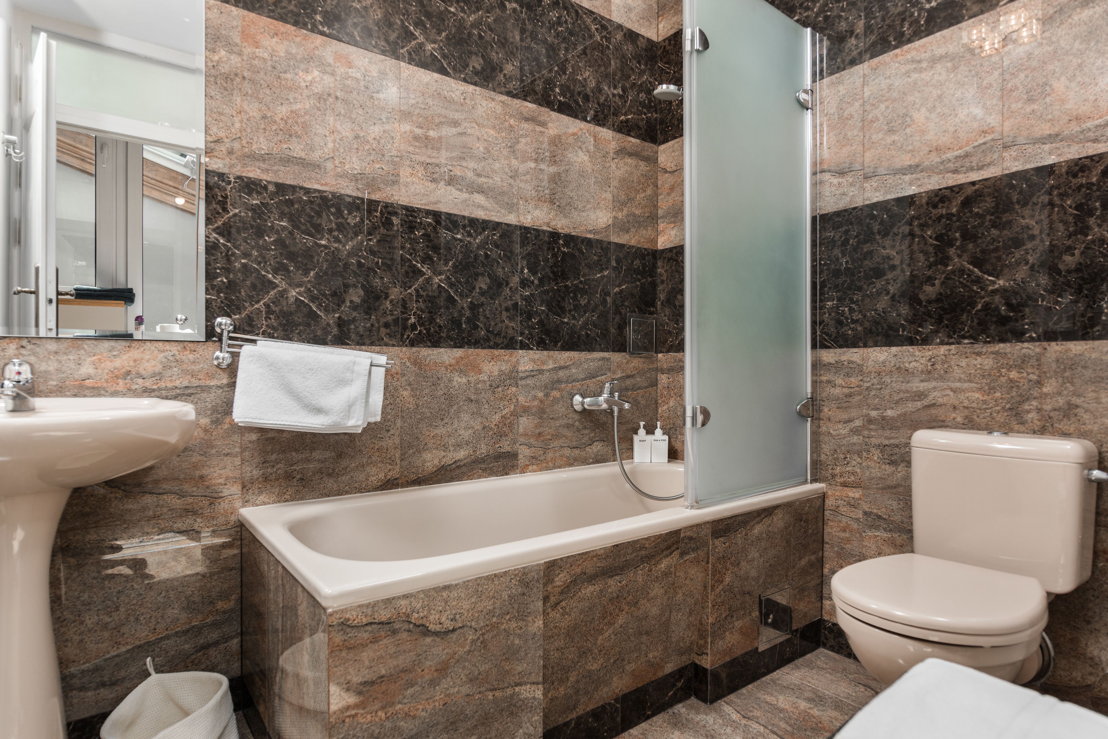 Un baño moderno con bañera, lavabo e inodoro.