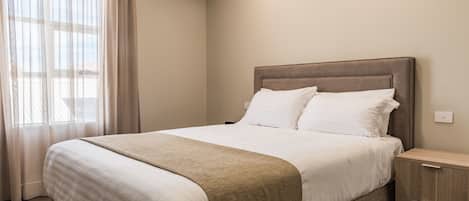 1 habitación, escritorio y espacio para trabajar con laptop