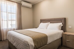 Skrivebord, skrivebord for bærbar PC og strykejern/-brett