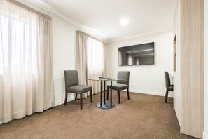 Superior Queen Room | Oppholdsområde | Flatskjerm-TV