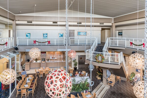 供應早餐、午餐和晚餐,當地料理