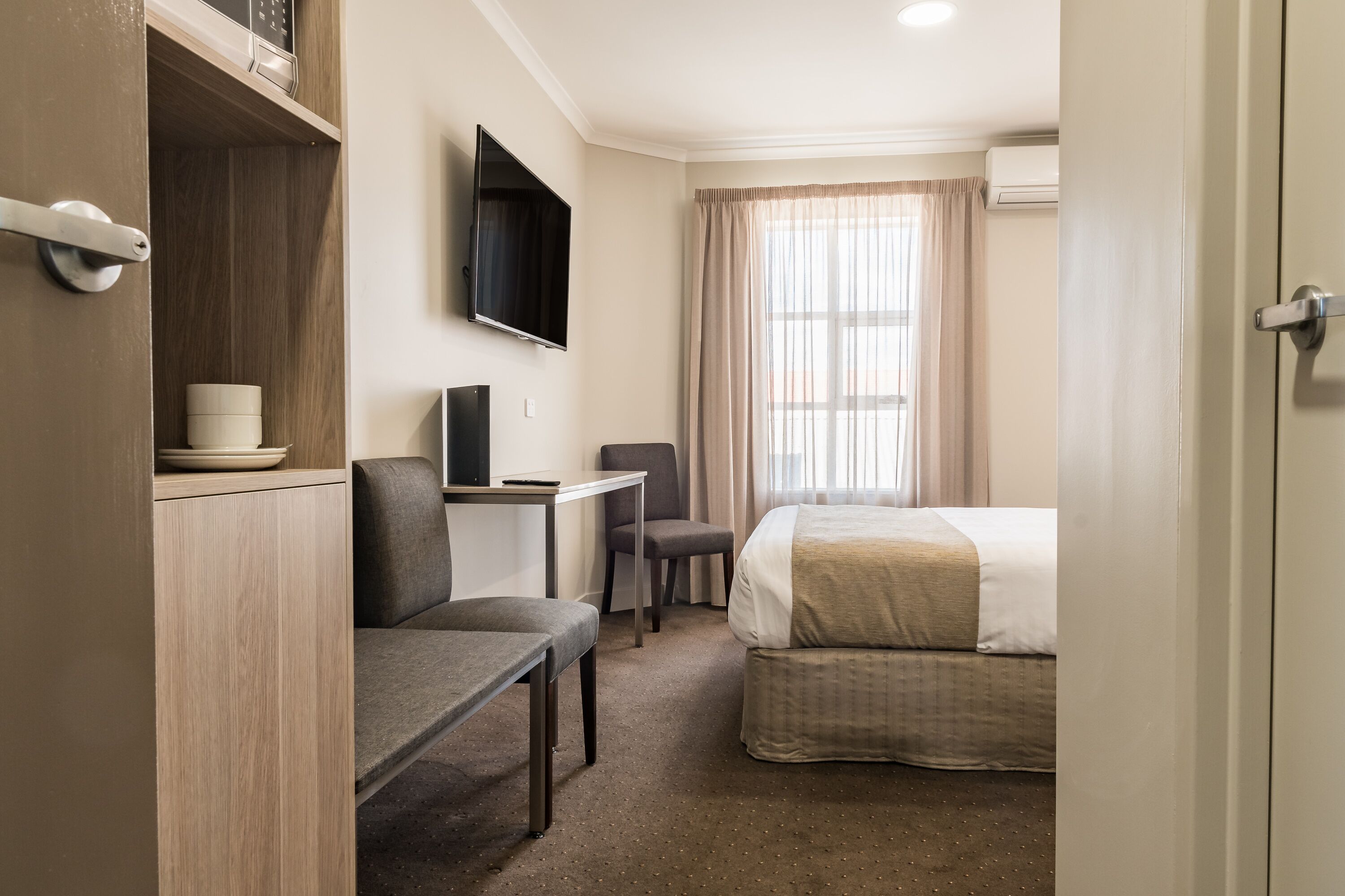 superior king | desk, laptop workspace, iron/ironing board, free wifi