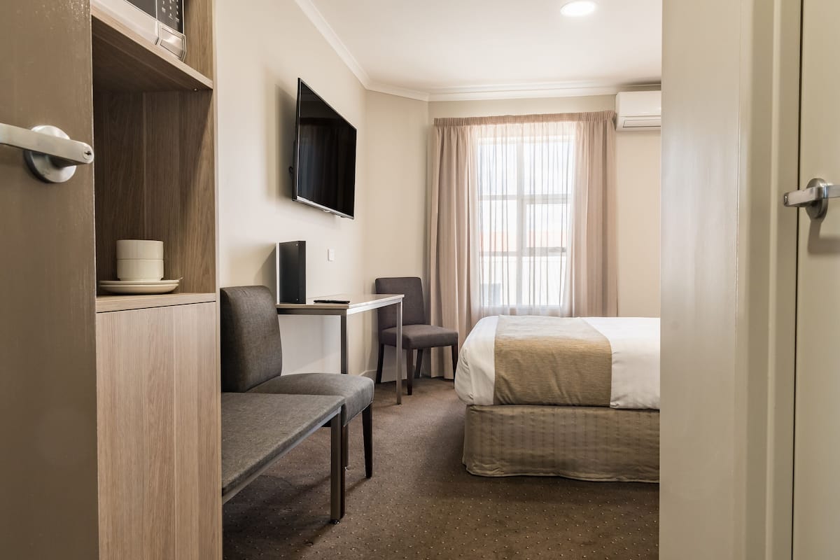 superior king | desk, laptop workspace, iron/ironing board, free wifi