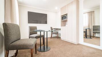 Superior Queen Room | Desk, laptop workspace, iron/ironing board, free WiFi