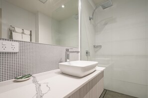 Free toiletries, hair dryer, towels - The Lighthouse Hotel (Ulverstone)