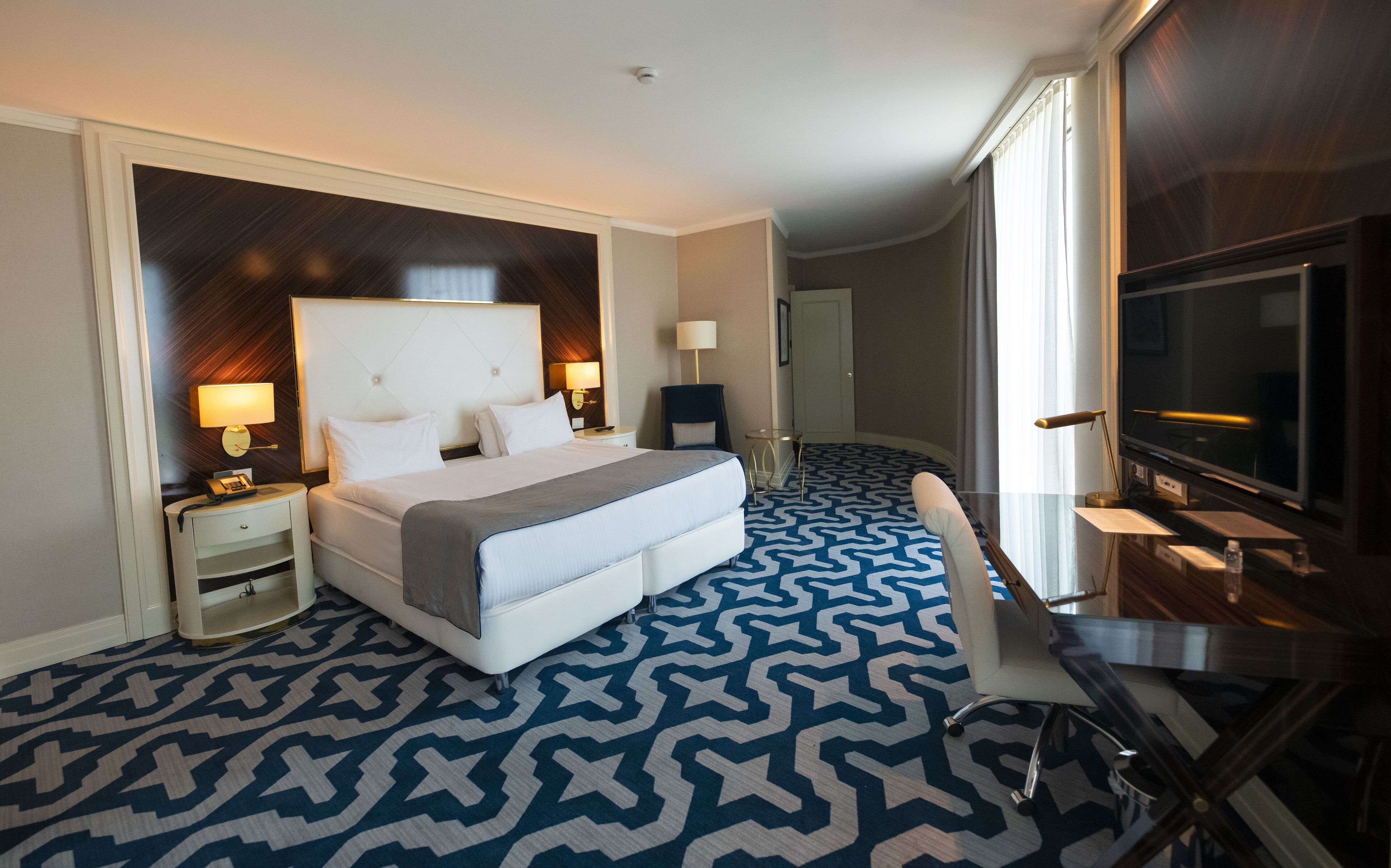 Bar mini, peti besi dalam bilik, meja, ruang kerja komputer riba 