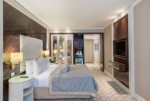 迷你吧、客房内保险箱、办公桌、笔记本电脑工作区