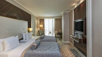 Minibar, Zimmersafe, Schreibtisch, laptopgeeigneter Arbeitsplatz