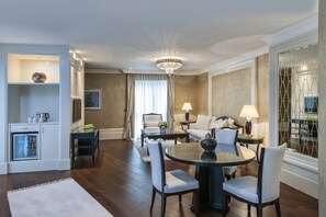 Presidental Suite with King Size Bed | In-room dining