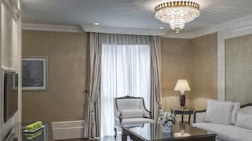 Presidental Suite with King Size Bed | Bar mini, peti besi dalam bilik, meja, ruang kerja komputer riba