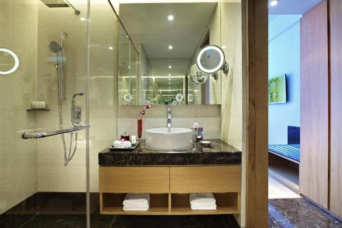 Rainfall showerhead, free toiletries, hair dryer, bathrobes