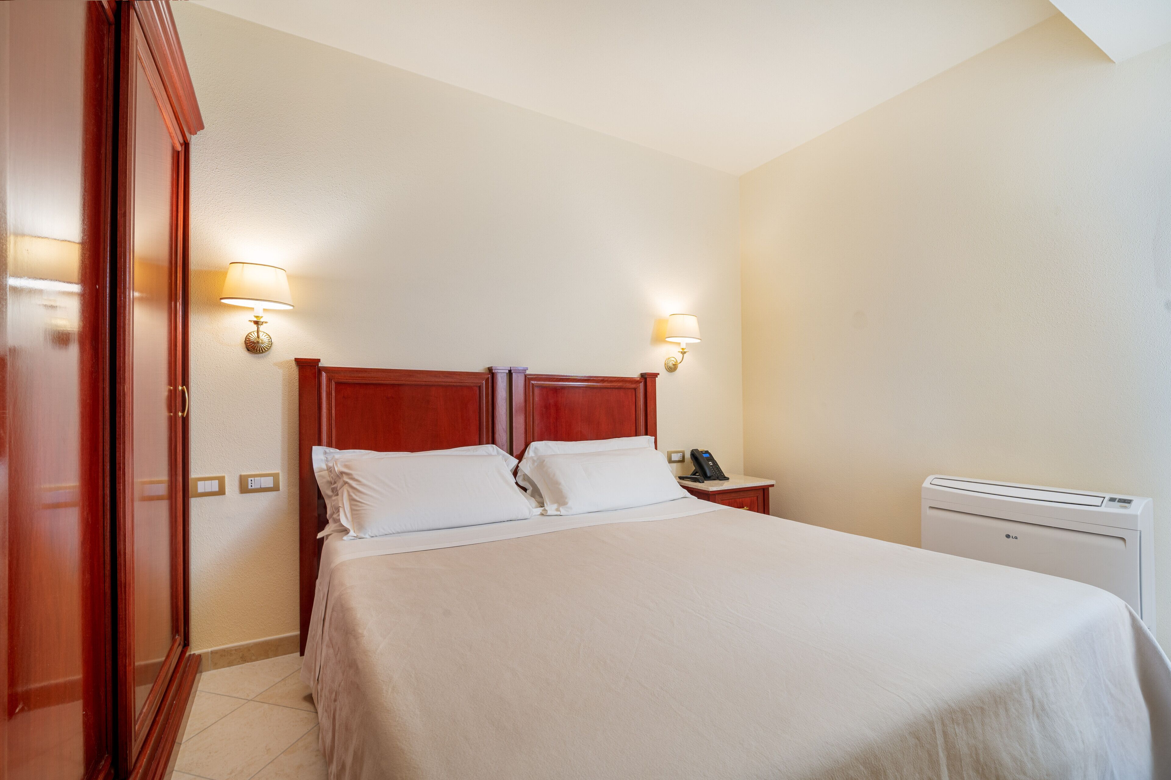 deluxe room | in-room safe, free wifi, bed sheets