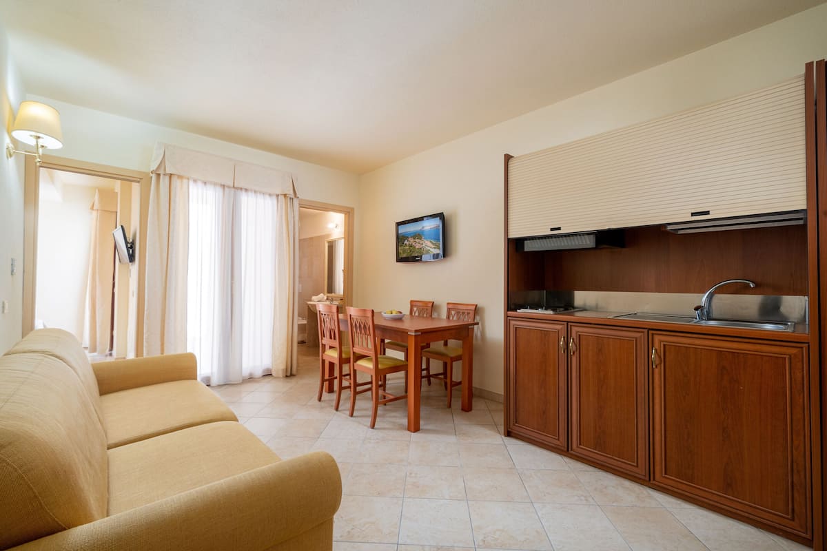 deluxe room | living area | 32-inch lcd tv with digital channels, tv