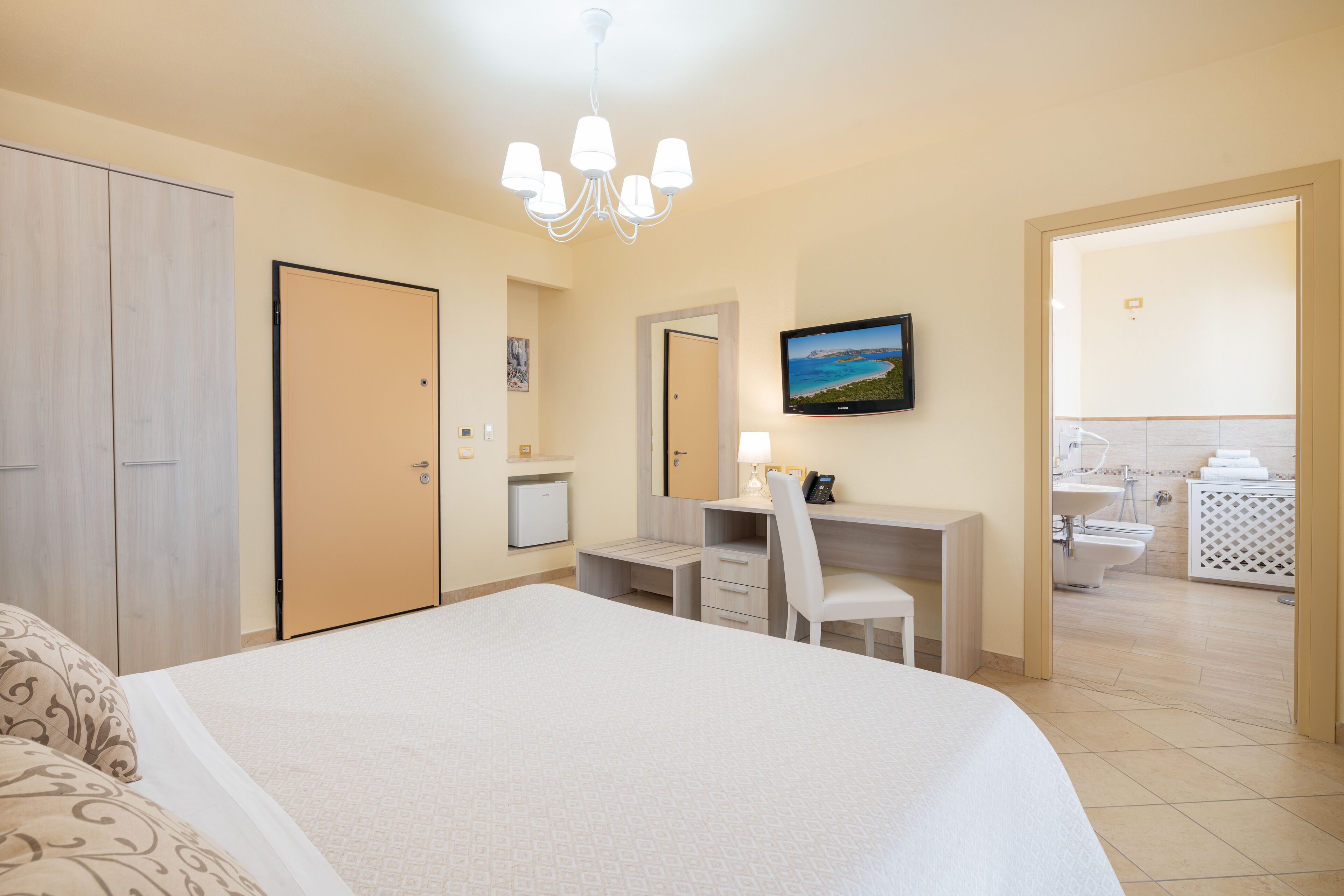 In-room safe, free WiFi, bed sheets