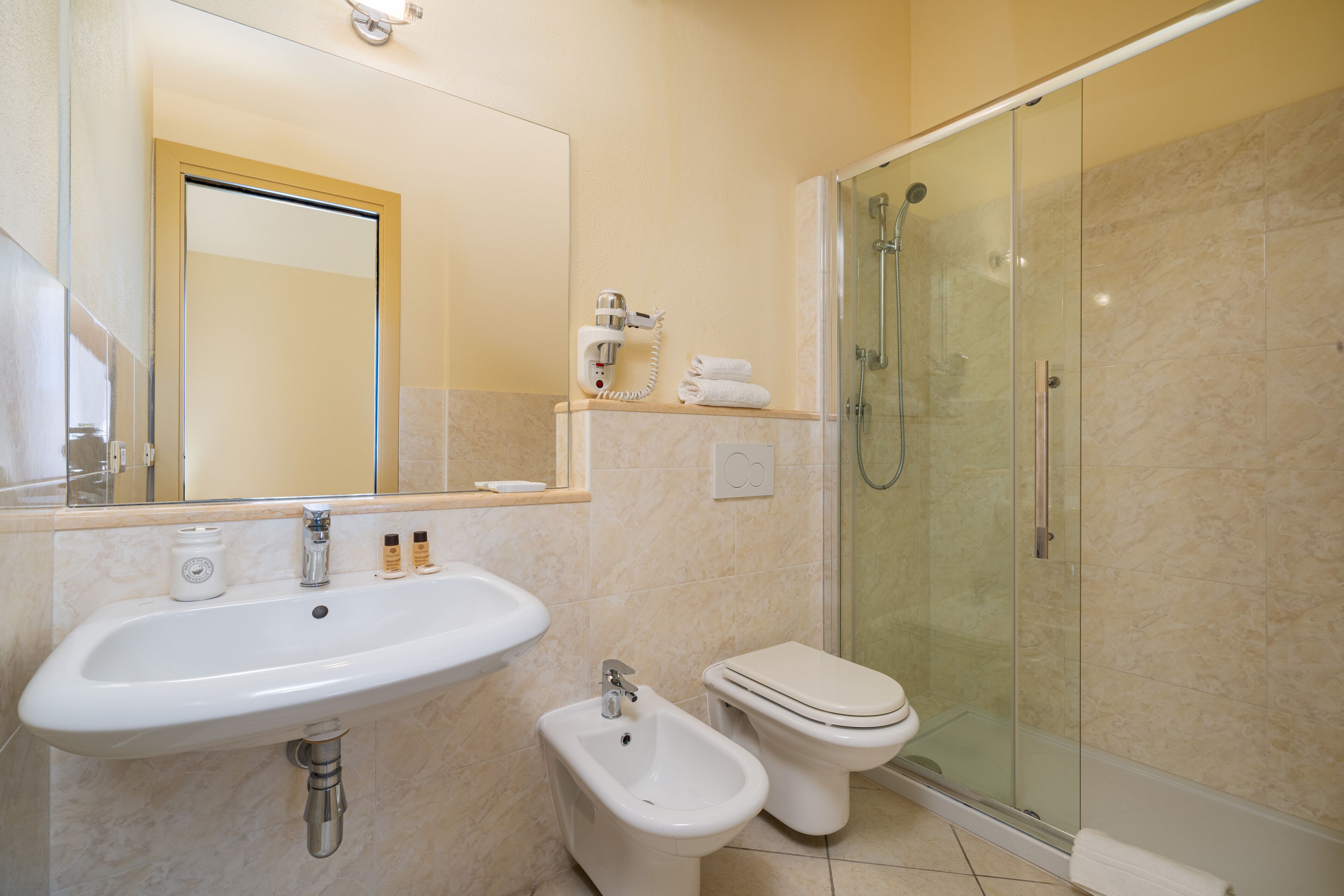classic room | bathroom | shower, free toiletries, hair dryer, bidet