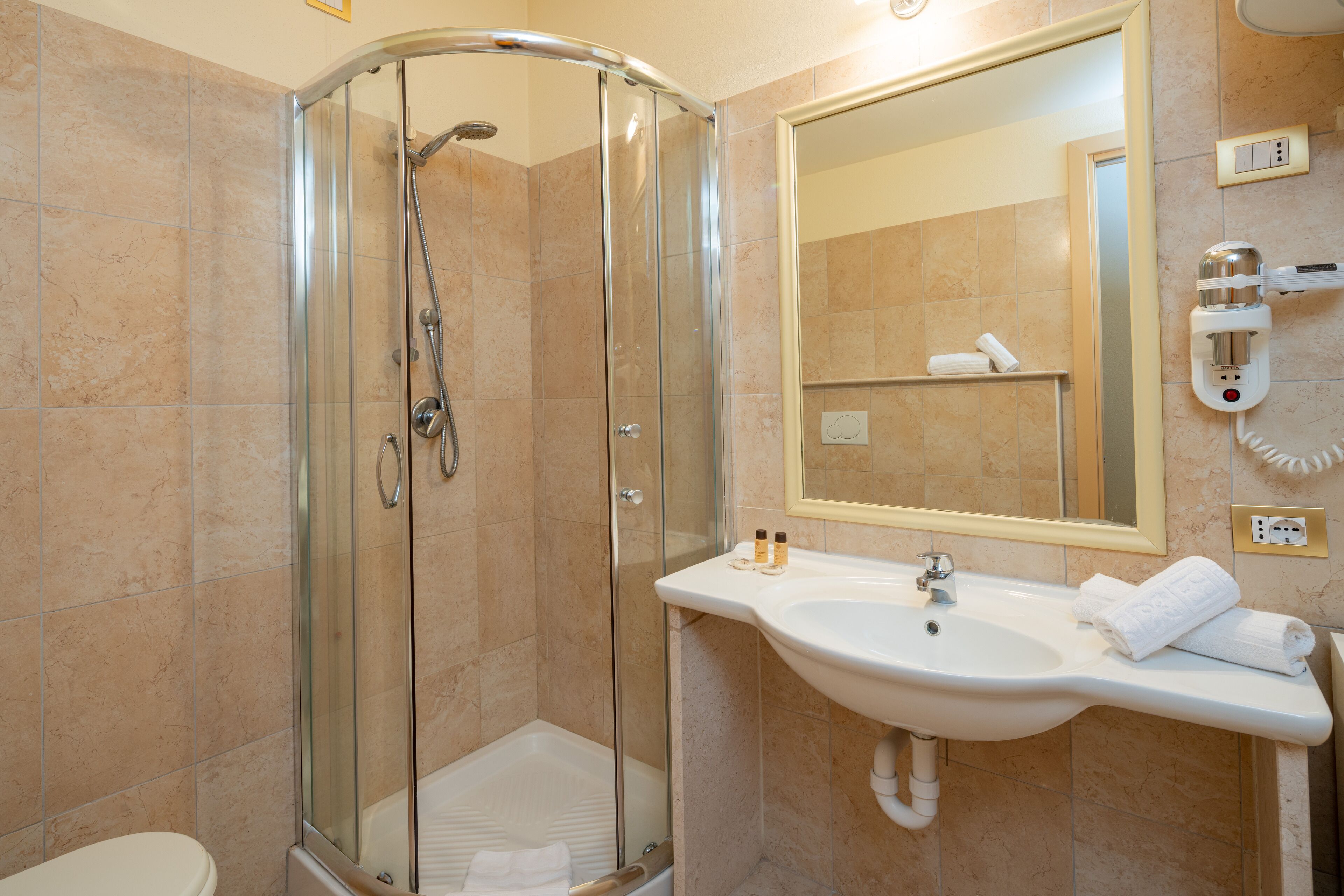 shower, free toiletries, hair dryer, bidet