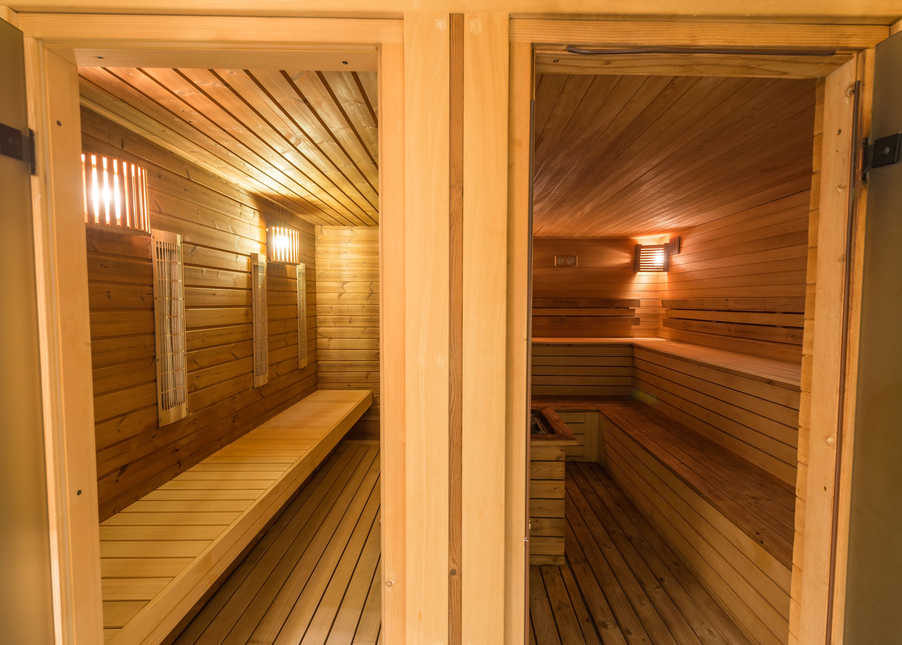 En sauna med trævægge og bænke.
