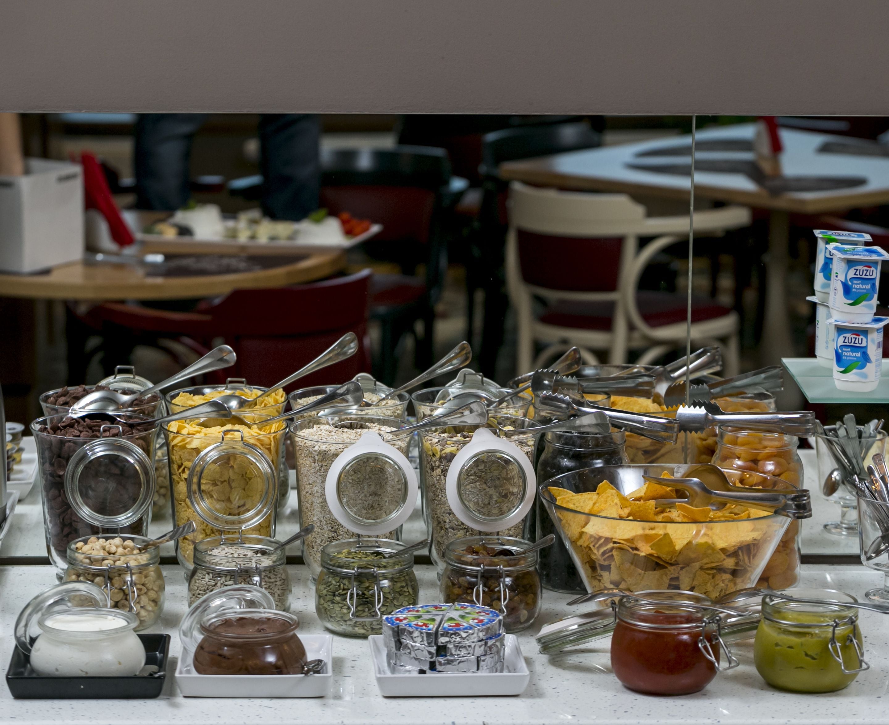 Una mesa de buffet con diversos alimentos y salsas.