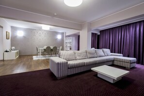 Caja de seguridad en la habitación y tabla de planchar con plancha 