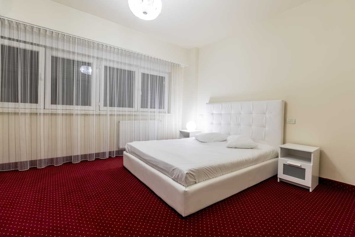 Double Room | In-room safe, iron/ironing board, WiFi (free), bed sheets