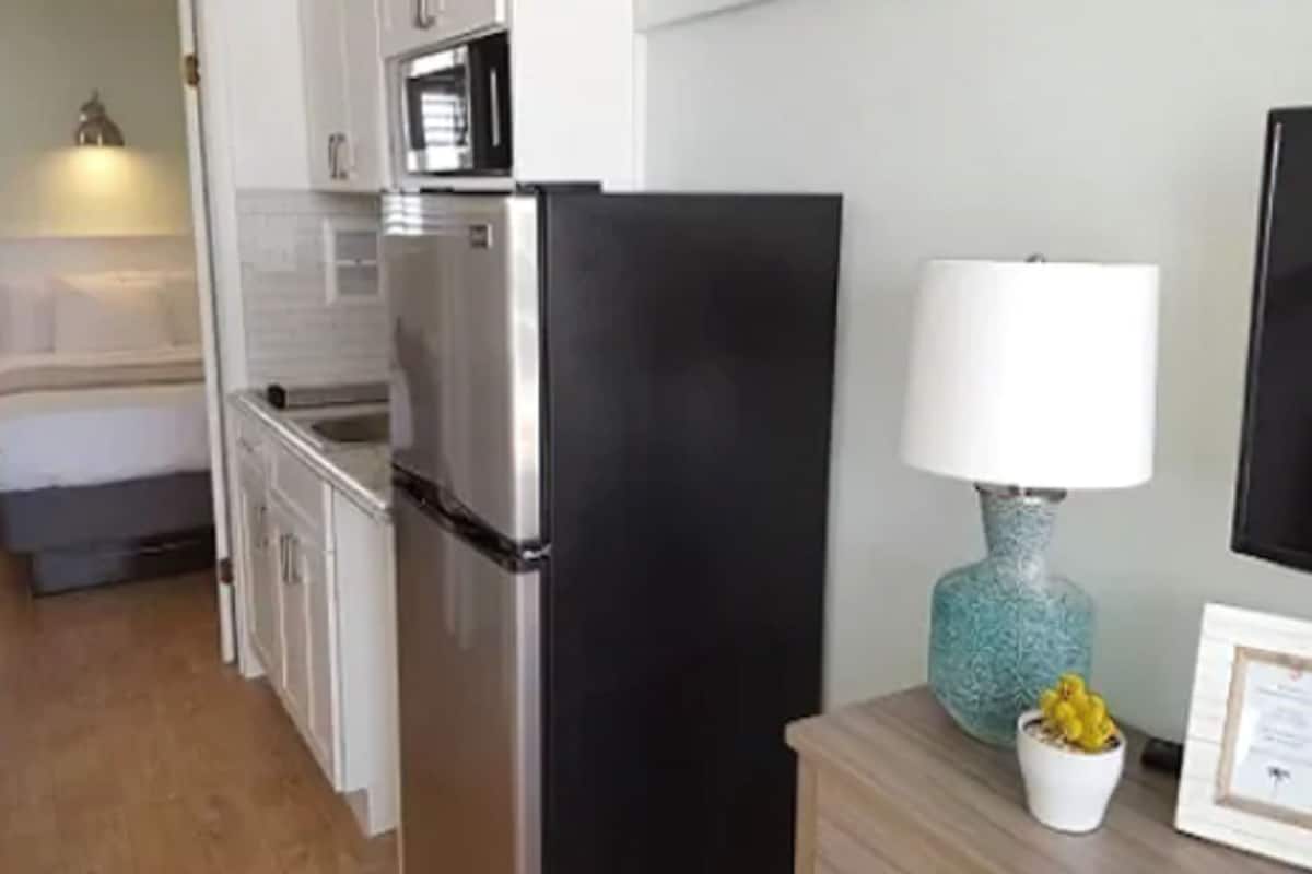 family suite, 1 bedroom, kitchenette, partial ocean view | private kitchenette | fridge, microwave, coffee/tea maker