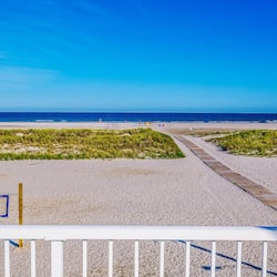 Sulla spiaggia, sabbia bianca