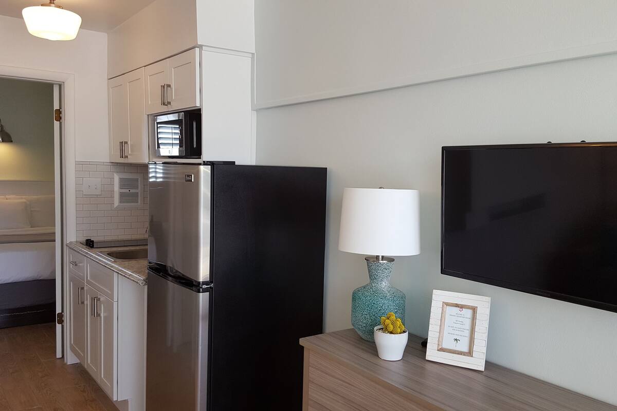 fridge, microwave, coffee/tea maker