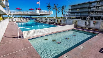Piscine extérieure (ouverte en saison)