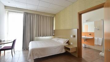 Minibar, coffres-forts dans les chambres, bureau, rideaux occultants