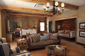 Exclusive Villa (8) | Minibar, in-room safe, individually decorated, individually furnished - La Petite Dauphine (Franschhoek)