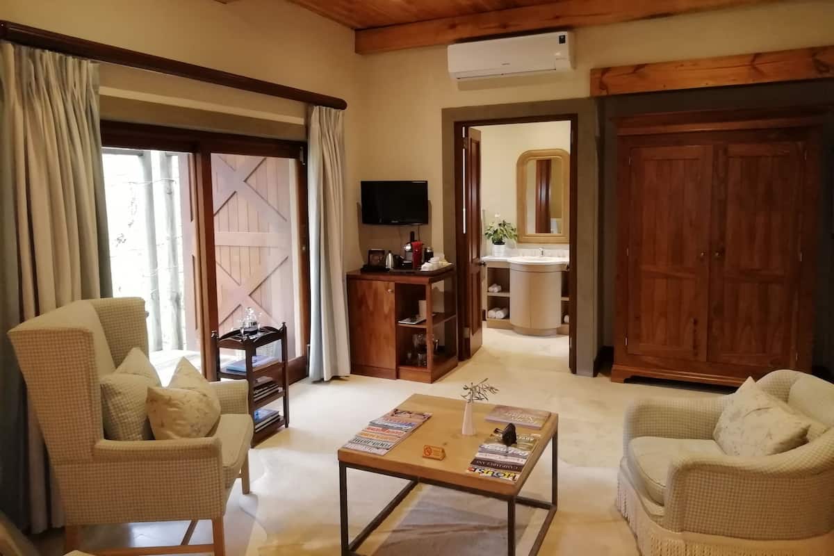 Junior suite (9) | Woonruimte | Een lcd-televisie, een open haard, een dvd-speler en vloerverwarming
